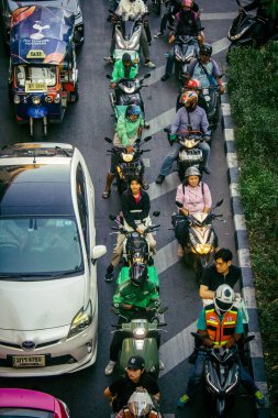 Bangkok, Tayland, Mart 04, 2025 Tayland 'ın başkenti Bangkok sokaklarında trafik sıkışıklığı. Canlı sokak hayatı, zengin kültür mirası ve hareketli pazarlarıyla ünlüdür..