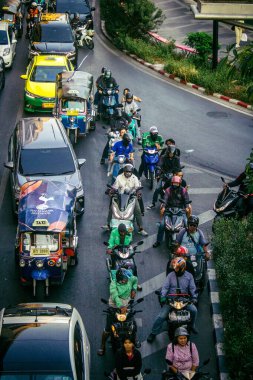 Bangkok, Tayland, Mart 04, 2025 Tayland 'ın başkenti Bangkok sokaklarında trafik sıkışıklığı. Canlı sokak hayatı, zengin kültür mirası ve hareketli pazarlarıyla ünlüdür..