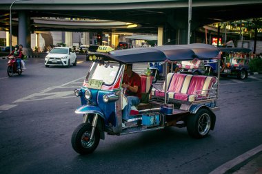 Bangkok, Tayland, Mart 04, 2025 Tayland 'ın başkenti Bangkok sokaklarında trafik sıkışıklığı. Canlı sokak hayatı, zengin kültür mirası ve hareketli pazarlarıyla ünlüdür..