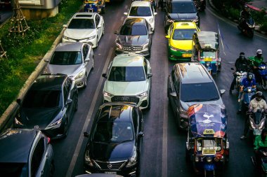 Bangkok, Tayland, Mart 04, 2025 Tayland 'ın başkenti Bangkok sokaklarında trafik sıkışıklığı. Canlı sokak hayatı, zengin kültür mirası ve hareketli pazarlarıyla ünlüdür..