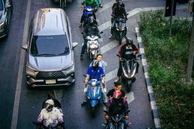 Bangkok, Tayland, Mart 04, 2025 Tayland 'ın başkenti Bangkok sokaklarında trafik sıkışıklığı. Canlı sokak hayatı, zengin kültür mirası ve hareketli pazarlarıyla ünlüdür..