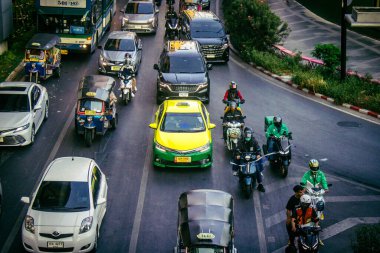 Bangkok, Tayland, Mart 04, 2025 Tayland 'ın başkenti Bangkok sokaklarında trafik sıkışıklığı. Canlı sokak hayatı, zengin kültür mirası ve hareketli pazarlarıyla ünlüdür..