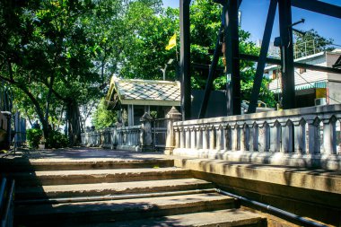Bangkok, Tayland, 4 Mart 2025. Tayland 'ın başkenti Bangkok' taki kanal manzarası. Canlı sokak hayatı, zengin kültür mirası, hareketli pazarları ve lezzetli mutfağıyla ünlüdür..