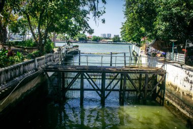 Bangkok, Tayland, 4 Mart 2025. Tayland 'ın başkenti Bangkok' taki kanal manzarası. Canlı sokak hayatı, zengin kültür mirası, hareketli pazarları ve lezzetli mutfağıyla ünlüdür..