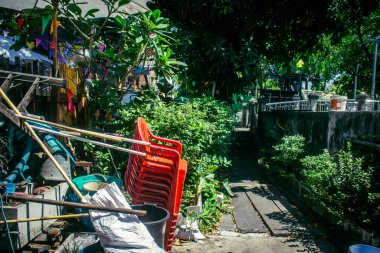 Bangkok, Tayland, 4 Mart 2025. Tayland 'ın başkenti Bangkok' taki kanal manzarası. Canlı sokak hayatı, zengin kültür mirası, hareketli pazarları ve lezzetli mutfağıyla ünlüdür..