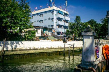 Bangkok, Tayland, 4 Mart 2025. Tayland 'ın başkenti Bangkok' taki kanal manzarası. Canlı sokak hayatı, zengin kültür mirası, hareketli pazarları ve lezzetli mutfağıyla ünlüdür..