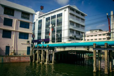 Bangkok, Tayland, 4 Mart 2025. Tayland 'ın başkenti Bangkok' taki kanal manzarası. Canlı sokak hayatı, zengin kültür mirası, hareketli pazarları ve lezzetli mutfağıyla ünlüdür..