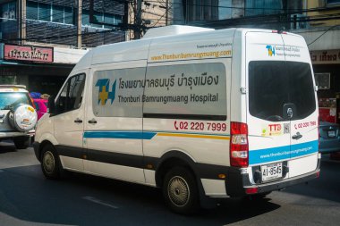 Bangkok, Tayland, Mart 06, 2025 Tayland 'ın başkenti Bangkok sokaklarında gezen ambulans, hayat dolu sokak hayatıyla tanınıyor..