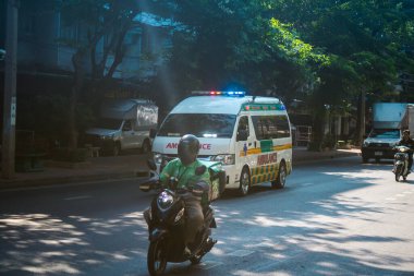 Bangkok, Tayland, Mart 06, 2025 Tayland 'ın başkenti Bangkok sokaklarında gezen ambulans, hayat dolu sokak hayatıyla tanınıyor..