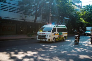 Bangkok, Tayland, Mart 06, 2025 Tayland 'ın başkenti Bangkok sokaklarında gezen ambulans, hayat dolu sokak hayatıyla tanınıyor..