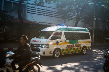Bangkok, Tayland, Mart 06, 2025 Tayland 'ın başkenti Bangkok sokaklarında gezen ambulans, hayat dolu sokak hayatıyla tanınıyor..