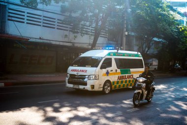 Bangkok, Tayland, Mart 06, 2025 Tayland 'ın başkenti Bangkok sokaklarında gezen ambulans, hayat dolu sokak hayatıyla tanınıyor..