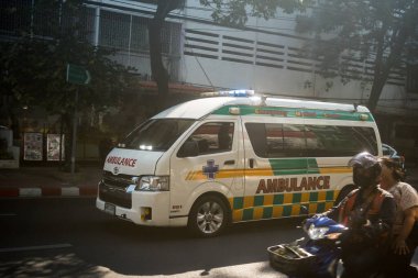 Bangkok, Tayland, Mart 06, 2025 Tayland 'ın başkenti Bangkok sokaklarında gezen ambulans, hayat dolu sokak hayatıyla tanınıyor..