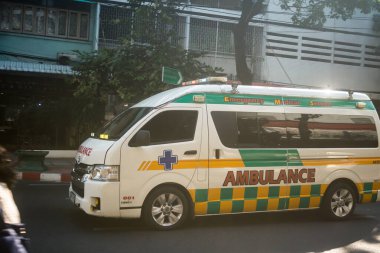 Bangkok, Tayland, Mart 06, 2025 Tayland 'ın başkenti Bangkok sokaklarında gezen ambulans, hayat dolu sokak hayatıyla tanınıyor..
