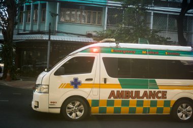 Bangkok, Tayland, Mart 06, 2025 Tayland 'ın başkenti Bangkok sokaklarında gezen ambulans, hayat dolu sokak hayatıyla tanınıyor..