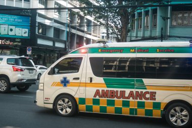 Bangkok, Tayland, Mart 06, 2025 Tayland 'ın başkenti Bangkok sokaklarında gezen ambulans, hayat dolu sokak hayatıyla tanınıyor..