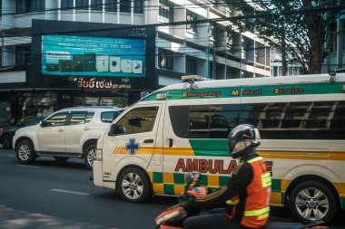 Bangkok, Tayland, Mart 06, 2025 Tayland 'ın başkenti Bangkok sokaklarında gezen ambulans, hayat dolu sokak hayatıyla tanınıyor..