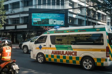 Bangkok, Tayland, Mart 06, 2025 Tayland 'ın başkenti Bangkok sokaklarında gezen ambulans, hayat dolu sokak hayatıyla tanınıyor..