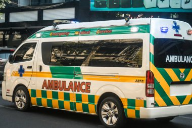 Bangkok, Tayland, Mart 06, 2025 Tayland 'ın başkenti Bangkok sokaklarında gezen ambulans, hayat dolu sokak hayatıyla tanınıyor..