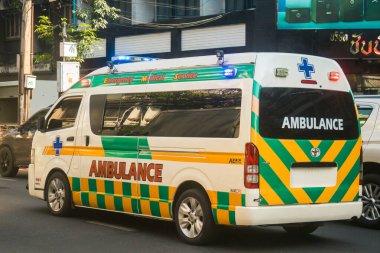 Bangkok, Tayland, Mart 06, 2025 Tayland 'ın başkenti Bangkok sokaklarında gezen ambulans, hayat dolu sokak hayatıyla tanınıyor..