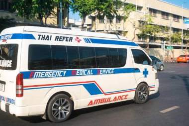 Bangkok, Tayland, Mart 06, 2025 Tayland 'ın başkenti Bangkok sokaklarında gezen ambulans, hayat dolu sokak hayatıyla tanınıyor..