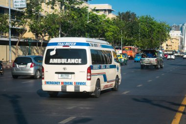 Bangkok, Tayland, Mart 06, 2025 Tayland 'ın başkenti Bangkok sokaklarında gezen ambulans, hayat dolu sokak hayatıyla tanınıyor..