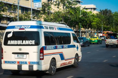 Bangkok, Tayland, Mart 06, 2025 Tayland 'ın başkenti Bangkok sokaklarında gezen ambulans, hayat dolu sokak hayatıyla tanınıyor..