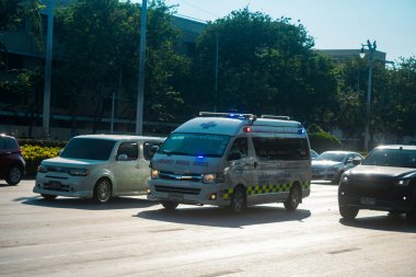 Bangkok, Tayland, Mart 06, 2025 Tayland 'ın başkenti Bangkok sokaklarında gezen ambulans, hayat dolu sokak hayatıyla tanınıyor..