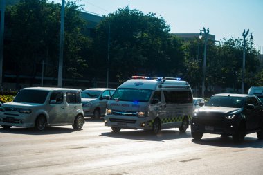 Bangkok, Tayland, Mart 06, 2025 Tayland 'ın başkenti Bangkok sokaklarında gezen ambulans, hayat dolu sokak hayatıyla tanınıyor..