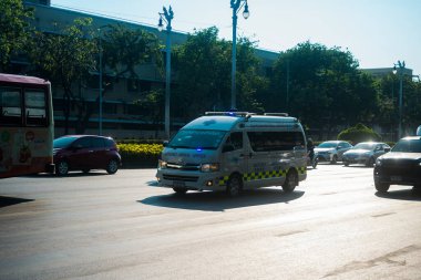 Bangkok, Tayland, Mart 06, 2025 Tayland 'ın başkenti Bangkok sokaklarında gezen ambulans, hayat dolu sokak hayatıyla tanınıyor..