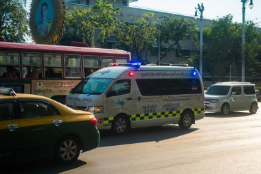 Bangkok, Tayland, Mart 06, 2025 Tayland 'ın başkenti Bangkok sokaklarında gezen ambulans, hayat dolu sokak hayatıyla tanınıyor..