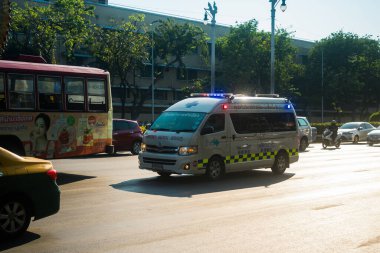 Bangkok, Tayland, Mart 06, 2025 Tayland 'ın başkenti Bangkok sokaklarında gezen ambulans, hayat dolu sokak hayatıyla tanınıyor..