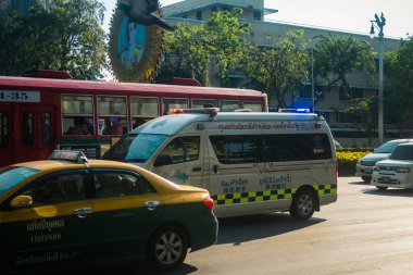 Bangkok, Tayland, Mart 06, 2025 Tayland 'ın başkenti Bangkok sokaklarında gezen ambulans, hayat dolu sokak hayatıyla tanınıyor..