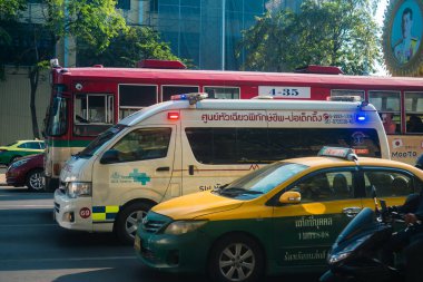Bangkok, Tayland, Mart 06, 2025 Tayland 'ın başkenti Bangkok sokaklarında gezen ambulans, hayat dolu sokak hayatıyla tanınıyor..