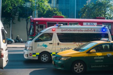 Bangkok, Tayland, Mart 06, 2025 Tayland 'ın başkenti Bangkok sokaklarında gezen ambulans, hayat dolu sokak hayatıyla tanınıyor..