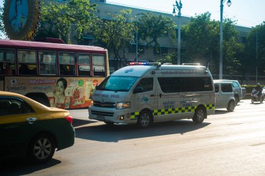 Bangkok, Tayland, Mart 06, 2025 Tayland 'ın başkenti Bangkok sokaklarında gezen ambulans, hayat dolu sokak hayatıyla tanınıyor..
