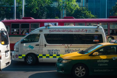 Bangkok, Tayland, Mart 06, 2025 Tayland 'ın başkenti Bangkok sokaklarında gezen ambulans, hayat dolu sokak hayatıyla tanınıyor..