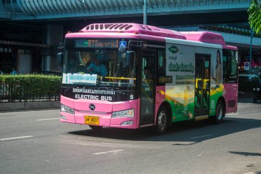 Bangkok, Tayland, Mart 06, 2025 Autobus Tayland 'ın başkenti Bangkok sokaklarında yuvarlanıyor. Hayat dolu sokak hayatı ve hareketli pazarlarıyla ünlüdür..