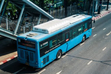 Bangkok, Tayland, Mart 06, 2025 Autobus Tayland 'ın başkenti Bangkok sokaklarında yuvarlanıyor. Hayat dolu sokak hayatı ve hareketli pazarlarıyla ünlüdür..