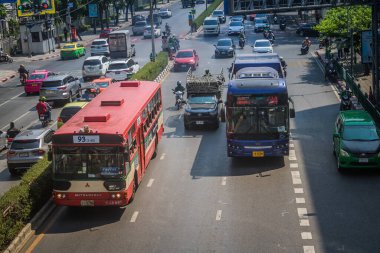 Bangkok, Tayland, Mart 06, 2025 Autobus Tayland 'ın başkenti Bangkok sokaklarında yuvarlanıyor. Hayat dolu sokak hayatı ve hareketli pazarlarıyla ünlüdür..