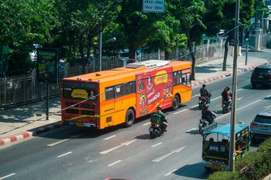 Bangkok, Tayland, Mart 06, 2025 Autobus Tayland 'ın başkenti Bangkok sokaklarında yuvarlanıyor. Hayat dolu sokak hayatı ve hareketli pazarlarıyla ünlüdür..
