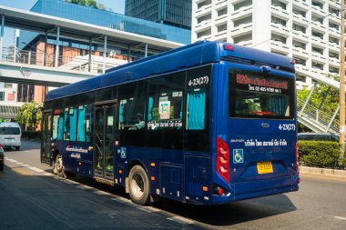 Bangkok, Tayland, Mart 06, 2025 Autobus Tayland 'ın başkenti Bangkok sokaklarında yuvarlanıyor. Hayat dolu sokak hayatı ve hareketli pazarlarıyla ünlüdür..