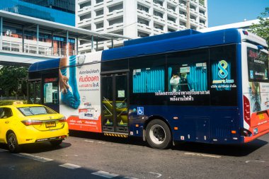 Bangkok, Tayland, Mart 06, 2025 Autobus Tayland 'ın başkenti Bangkok sokaklarında yuvarlanıyor. Hayat dolu sokak hayatı ve hareketli pazarlarıyla ünlüdür..