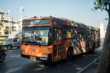 Bangkok, Tayland, Mart 06, 2025 Autobus Tayland 'ın başkenti Bangkok sokaklarında yuvarlanıyor. Hayat dolu sokak hayatı ve hareketli pazarlarıyla ünlüdür..
