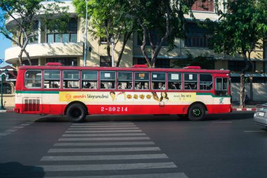 Bangkok, Tayland, Mart 06, 2025 Autobus Tayland 'ın başkenti Bangkok sokaklarında yuvarlanıyor. Hayat dolu sokak hayatı ve hareketli pazarlarıyla ünlüdür..
