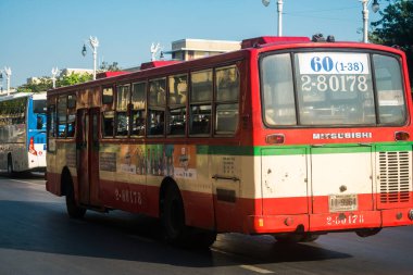 Bangkok, Tayland, Mart 06, 2025 Autobus Tayland 'ın başkenti Bangkok sokaklarında yuvarlanıyor. Hayat dolu sokak hayatı ve hareketli pazarlarıyla ünlüdür..
