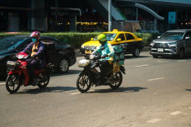 Bangkok, Tayland, Mart 06, 2025 Tayland 'ın başkenti Bangkok sokaklarında motosikletle gezen insanlar, hayat dolu sokak hayatlarıyla ünlüdür..