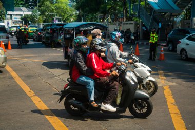 Bangkok, Tayland, Mart 06, 2025 Tayland 'ın başkenti Bangkok sokaklarında motosikletle gezen insanlar, hayat dolu sokak hayatlarıyla ünlüdür..