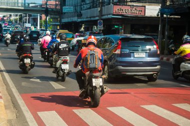 Bangkok, Tayland, Mart 06, 2025 Tayland 'ın başkenti Bangkok sokaklarında motosikletle gezen insanlar, hayat dolu sokak hayatlarıyla ünlüdür..