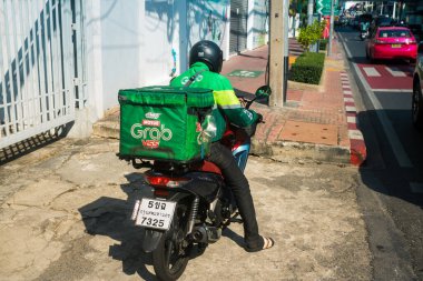 Bangkok, Tayland, Mart 06, 2025 Tayland 'ın başkenti Bangkok sokaklarında motosikletle gezen insanlar, hayat dolu sokak hayatlarıyla ünlüdür..